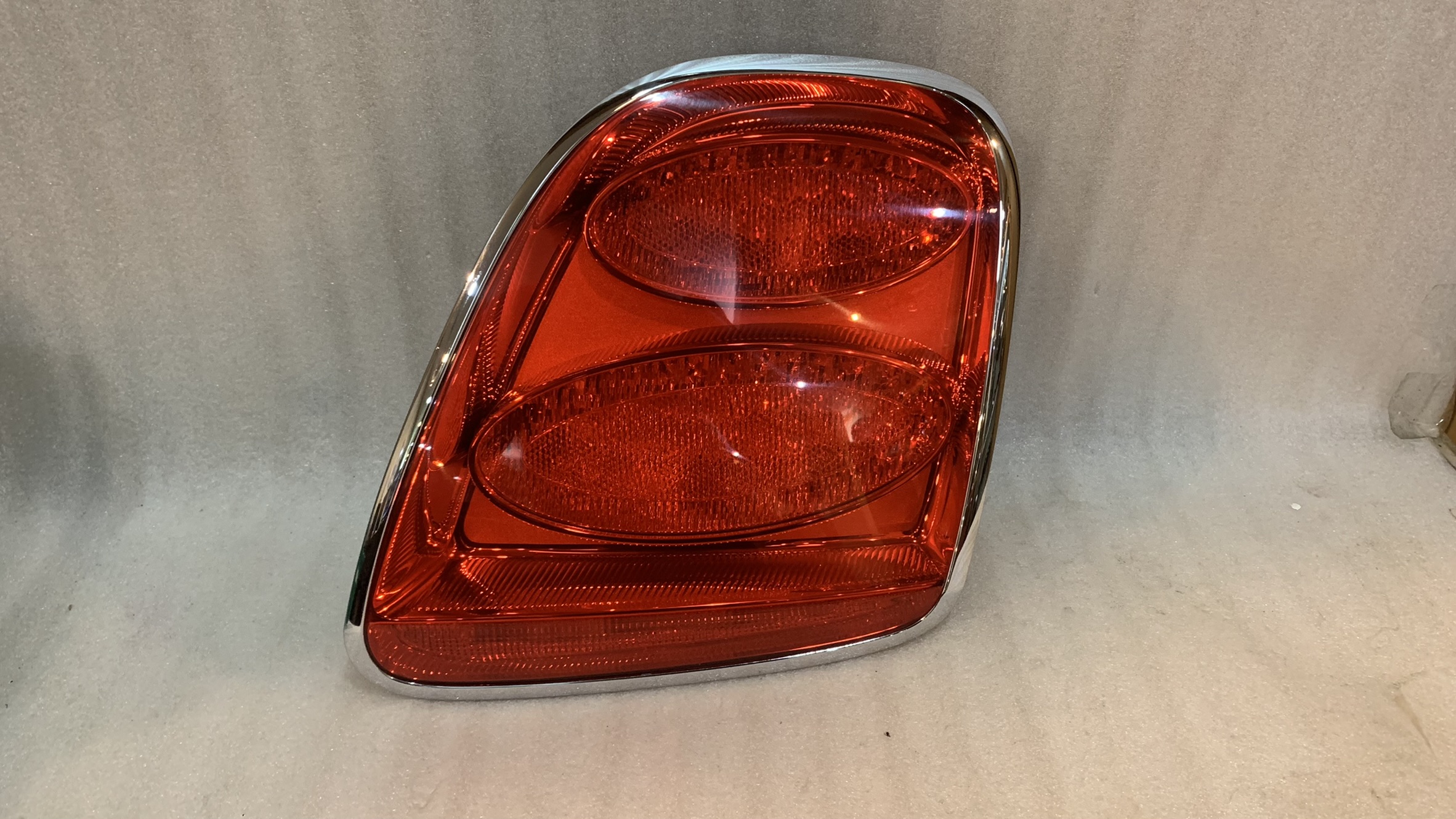 BENTLEY CONTINENTAL FLYING SPUR TAIL LIGHT RIGHT